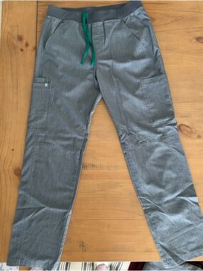 Figs Men's Axim Cargo Scrub Pants - Graphite - Size Medium